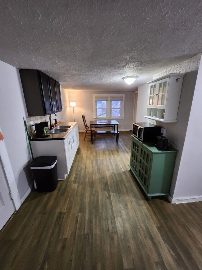 Building Photo - 1856 Lampson Rd