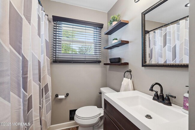 Building Photo - 6 Redwood Rd