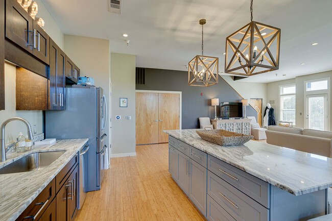 Building Photo - Stunning 3BR/2.5BA Condo in Prime Belmont/...
