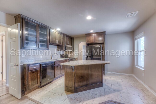 Building Photo - For Lease | Bixby | $2999 Rent | Available...