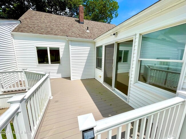 Building Photo - 18 Point O Woods Dr