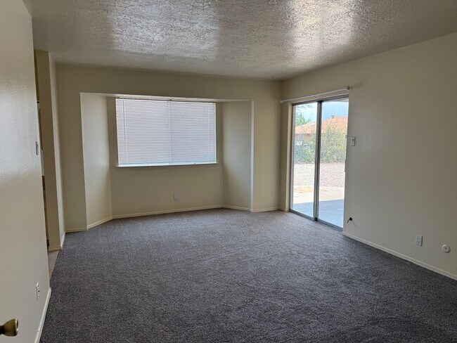 Building Photo - Great location.  4 Br, 1 3/4 Ba, 2 living areas, spacious yard.