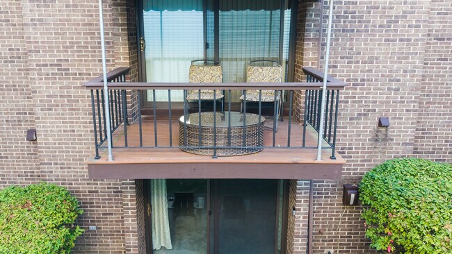 Building Photo - 804 Fairways Dr