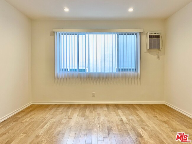Building Photo - 929 N San Vicente Blvd