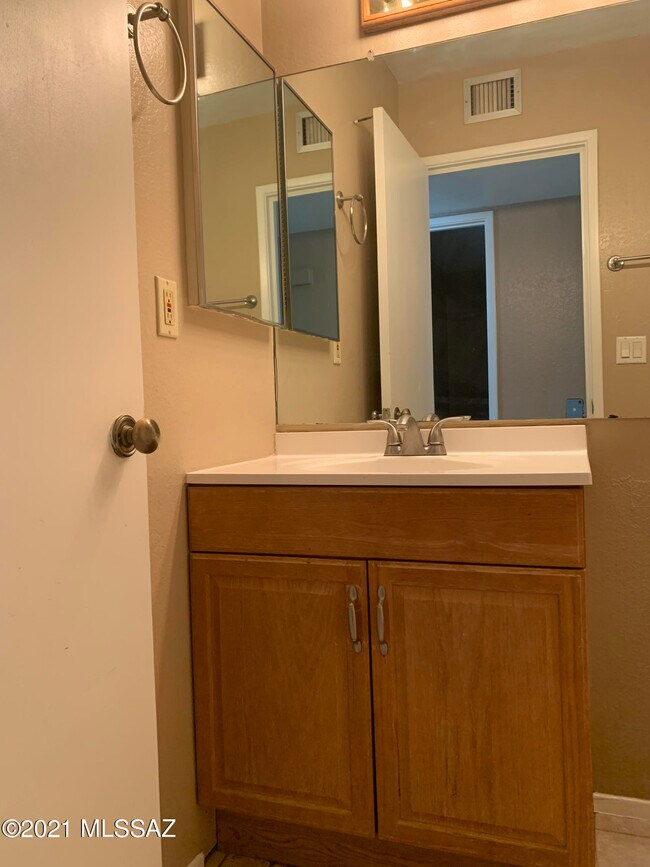 Building Photo - 2602 S Black Moon Dr