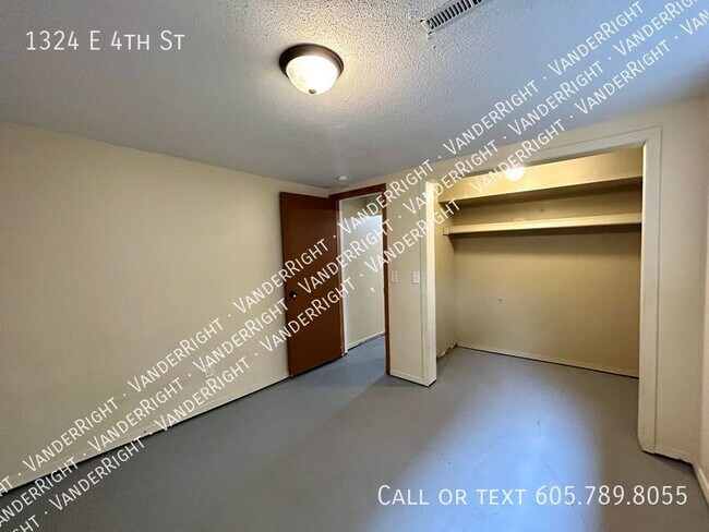 Building Photo - 1324 E 4th St
