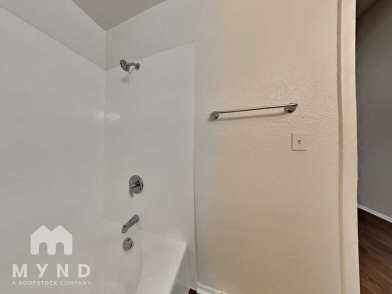 Building Photo - 8913 W Fairmount Ave