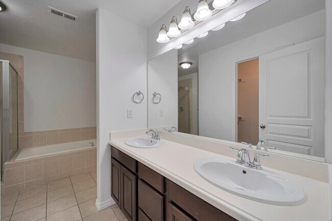 Building Photo - Beautiful 3 Bed Ivory Ridge T/home w 2 car...