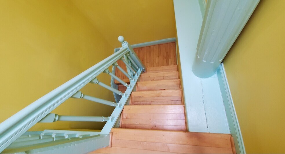 Stairwell - 2539 N Howard St