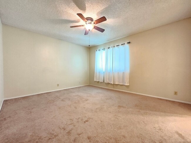 Building Photo - Charming Condo With Pool Access!