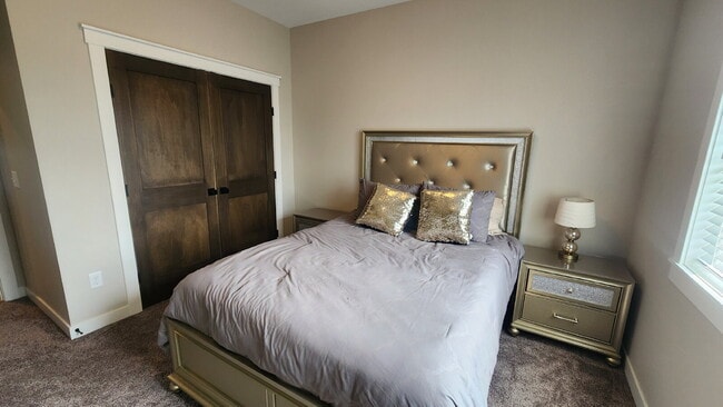 Building Photo - 5 Bedroom, 3 Full Bathroom House with 3 Ca...