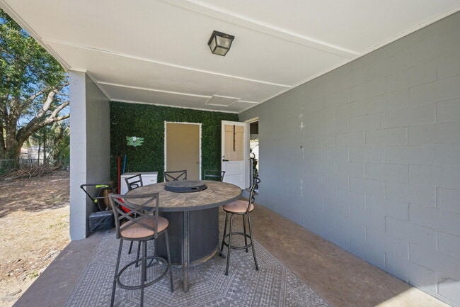 Building Photo - Cozy, fenced 2BR, 1.5BA in NE