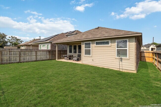 Building Photo - "Charming 3-Bedroom Home with 2 Full Baths and 1902 Sq Ft of Comfort in San Antonio!"