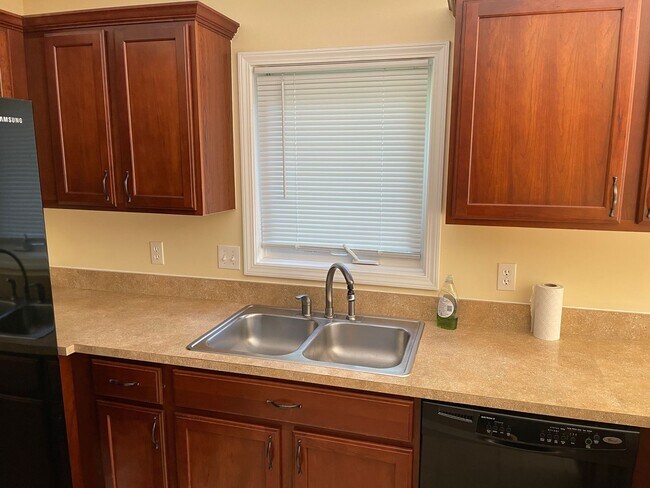 Building Photo - Beautiful 2 bed 2 bath upper Utica 1710 sq...