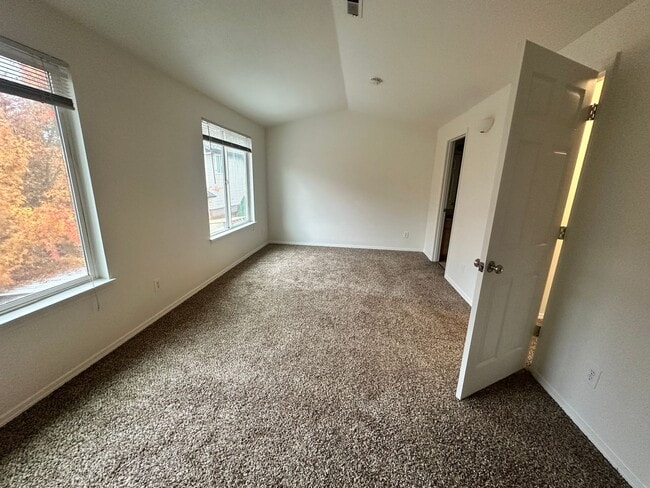 Building Photo - Convenient Beaverton Townhome!