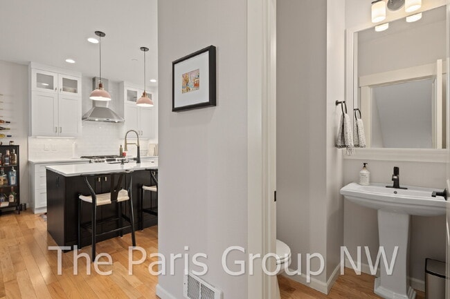 Building Photo - Stylish Model Hm in Issaquah Highlands * Park-Facing, EV Charger, Designer Upgrades & Very Walkable!