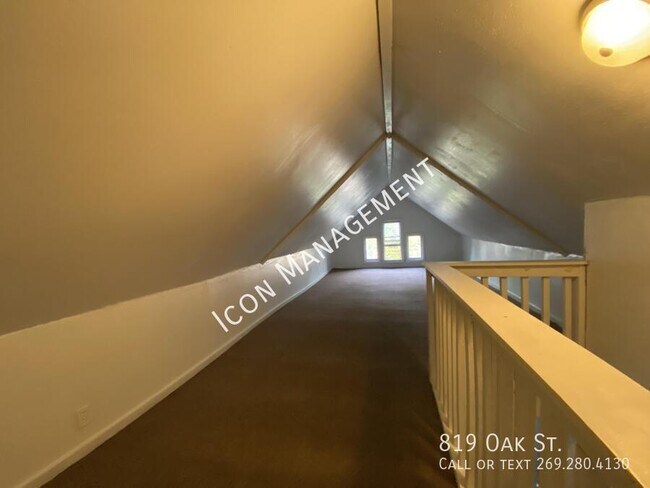 Building Photo - 819 Oak St