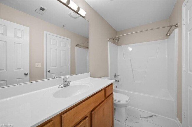 Building Photo - 3712 Cotswold Ave