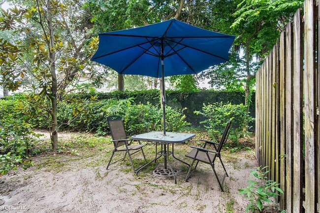 Building Photo - 3 br, 2.5 bath Townhome - Charleston Commons