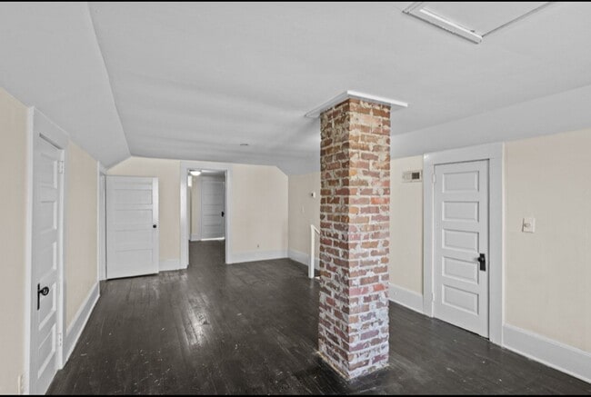 Building Photo - Vintage Charm, 4 BR, Spacious, Close To Ev...
