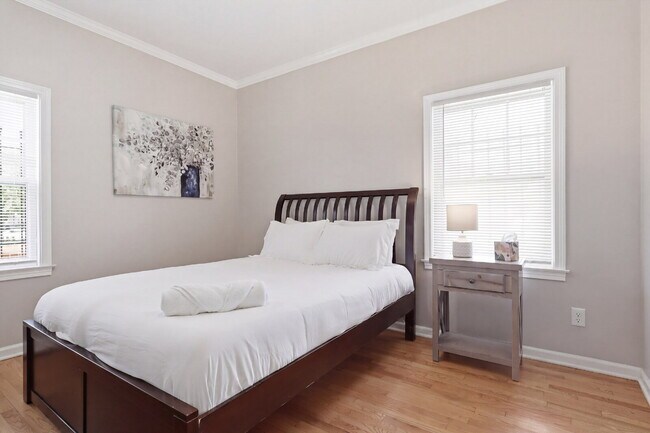 Building Photo - Furnished 10-Bedroom Single-Family Home in Buffalo