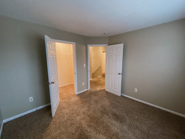 Building Photo - Welcome home to this charming 4-bedroom, 2.5-bath home in Noblesville!