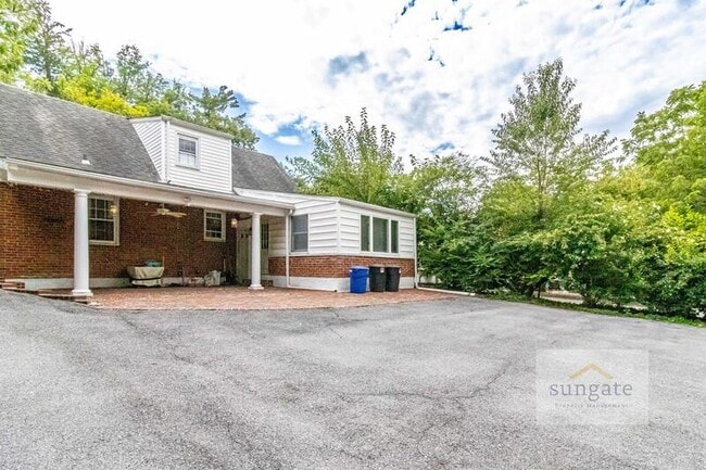 Building Photo - 326 Lincoln Ave