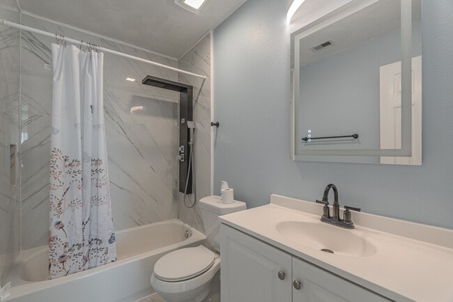 Building Photo - 20702 Settlers Lake Cir N