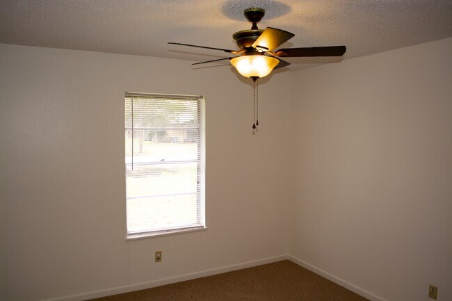 Building Photo - Spacious 4 Bedroom Home with multiple livi...