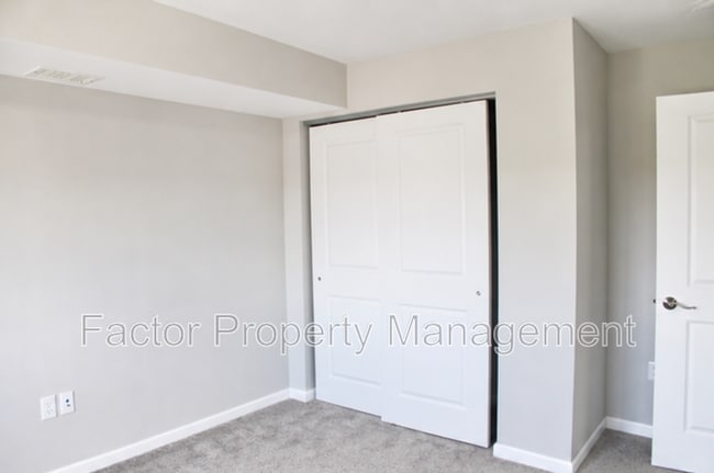 Building Photo - 561 S Elk St