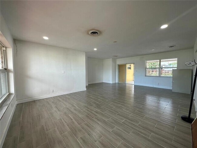 Building Photo - 912 NE 9th Ct