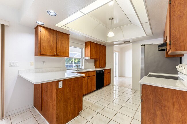 Building Photo - 608 Richmond Ave N