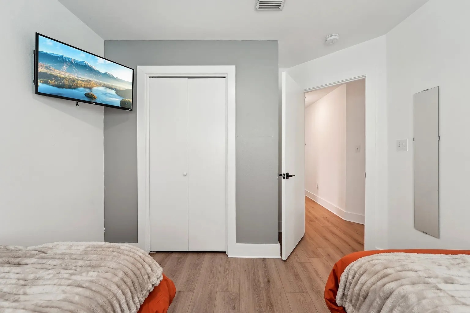 Building Photo - Room in House on Rosewood Ct