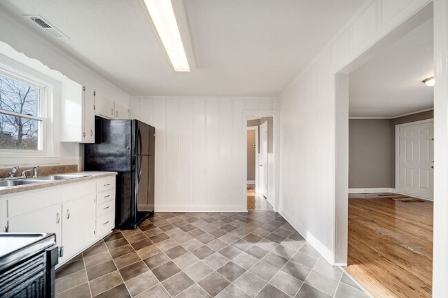 Building Photo - 312 W Schell St