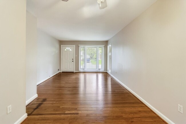 Building Photo - Updated and Ready for Move In