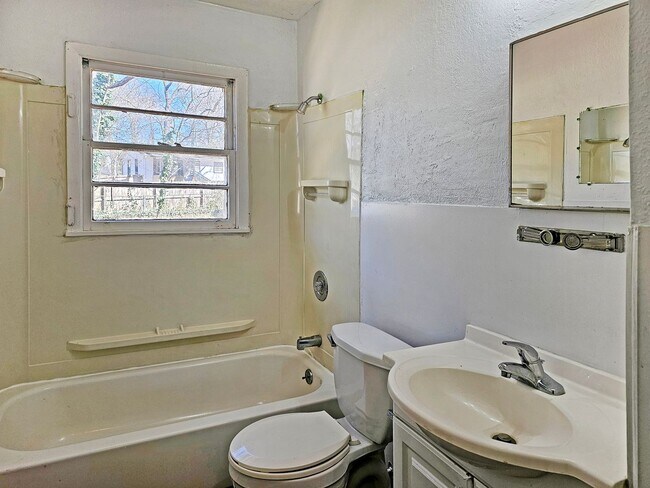 Building Photo - 4/2 Ranch with Fenced Yard - Housing Vouch...