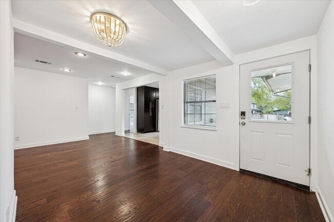 Building Photo - 3104 Fontana Dr