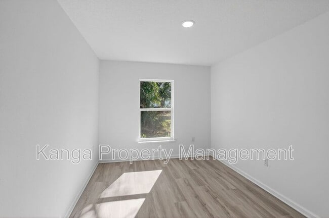 Building Photo - 1115 F Ave