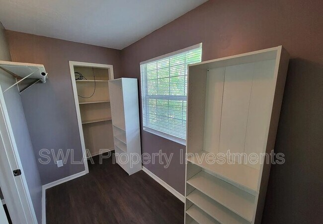 Building Photo - 614 Sally Mae St