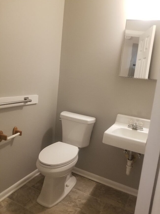 Building Photo - 1804 Saxon St