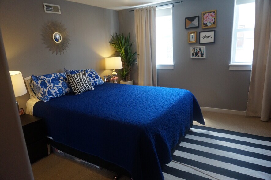 Master bedroom, two closets - 1923 S Alder St