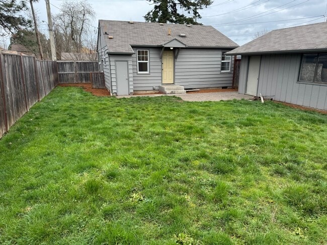 Building Photo - Updated 2 bedroom 1 bath house in Eugene!