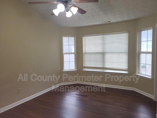 Building Photo - 5543 Pineridge Ct