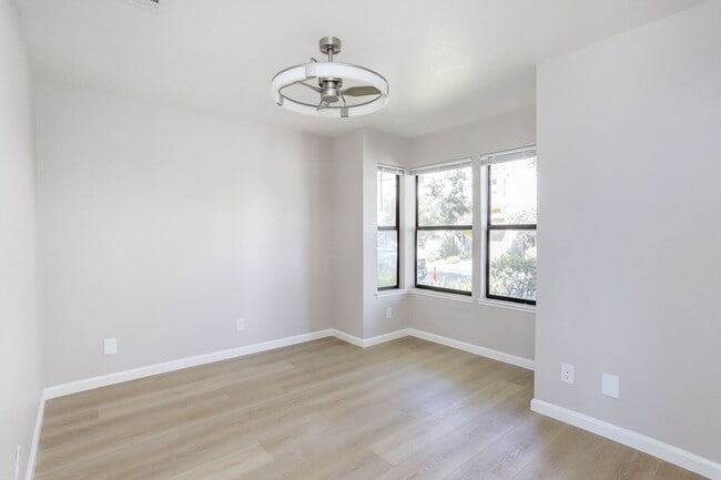 Building Photo - Sunny Potrero Hill 3BR / 1BA Townhome | Private Yard | YouTube Tour