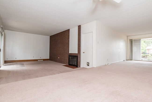 Building Photo - 8451 E Briarwood Blvd