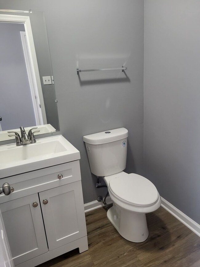 Building Photo - Wellington Woods II - 3BR/2.5BA End-Unit T...