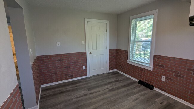 Building Photo - 223 E Maple St