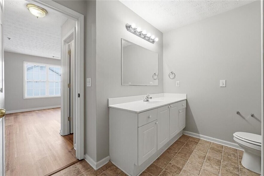 Building Photo - 5072 Leeshire Trace