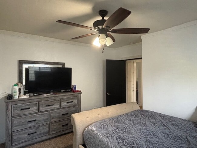 Building Photo - Cute & Cozy 2 BR/1 BA Single Family Home i...