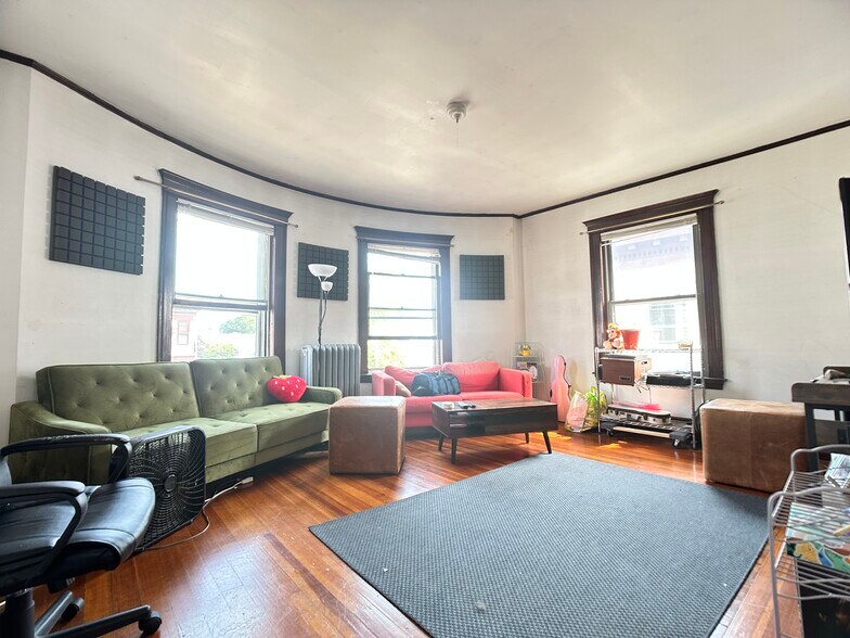 Building Photo - 324 Faneuil St